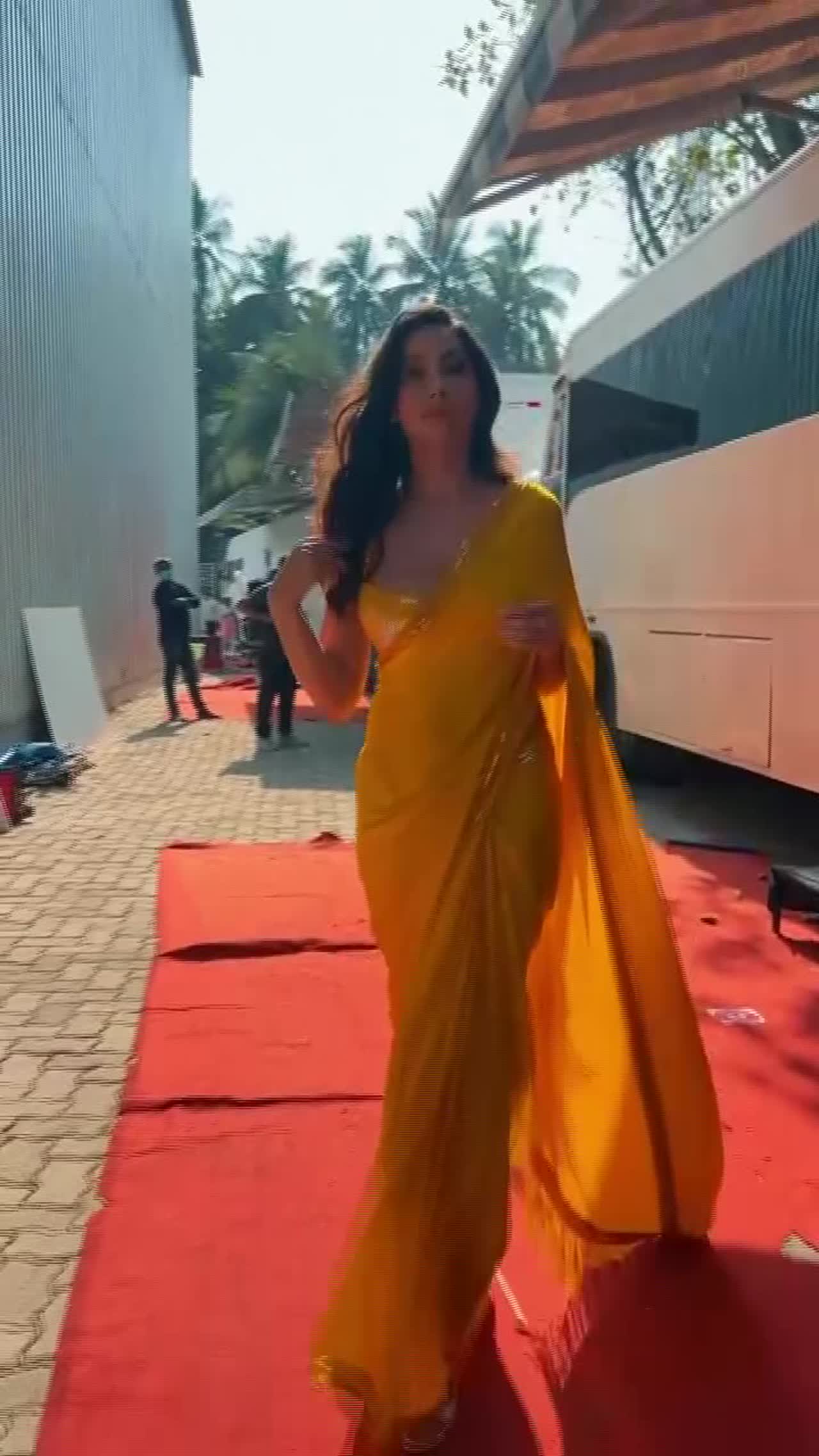 nora fatehi yellow saree